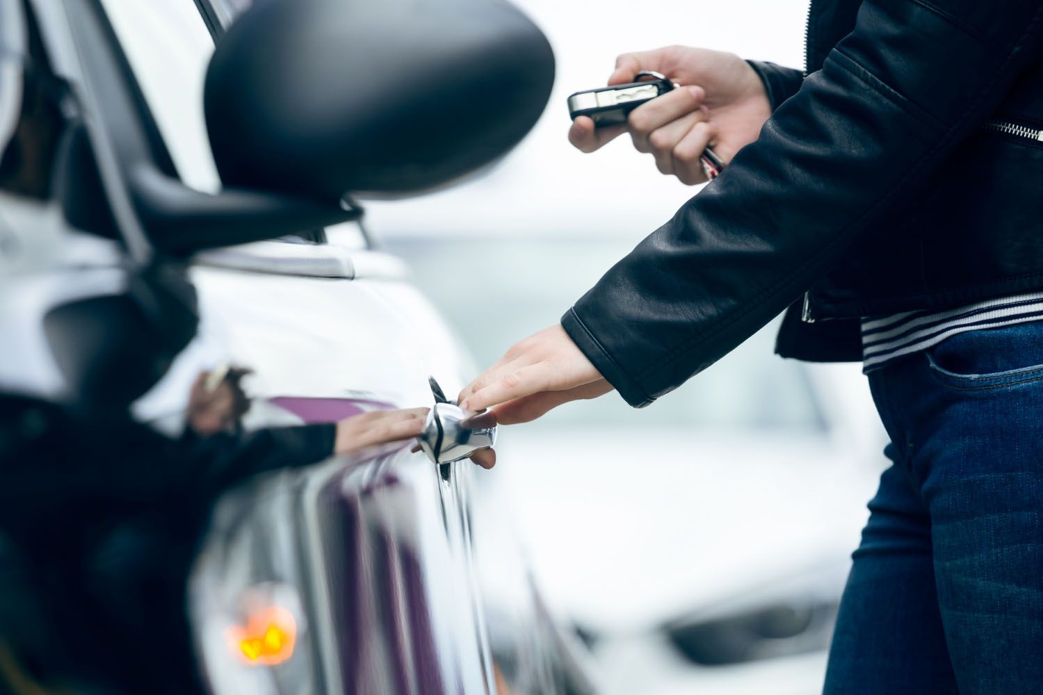 How a Mobile Locksmith Unlocks Your Car
